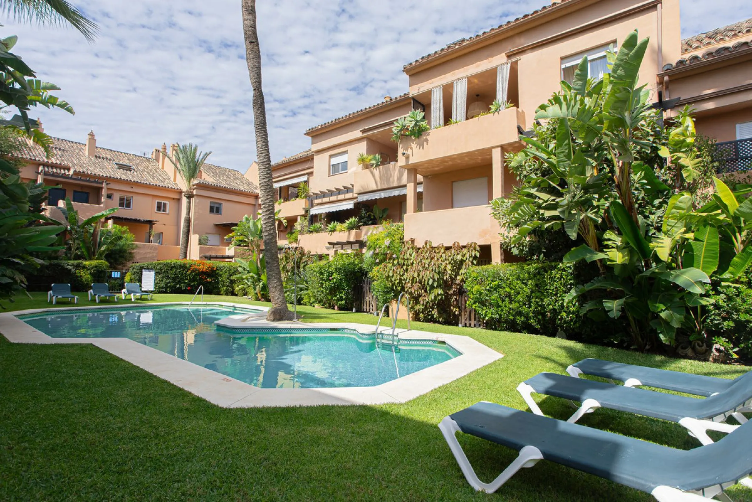 Apartment - Ground Floor Apartment в продаже в Marbella, Málaga. В доме 2 спален и 2 ванных комнат. Площадь дома 123 м²