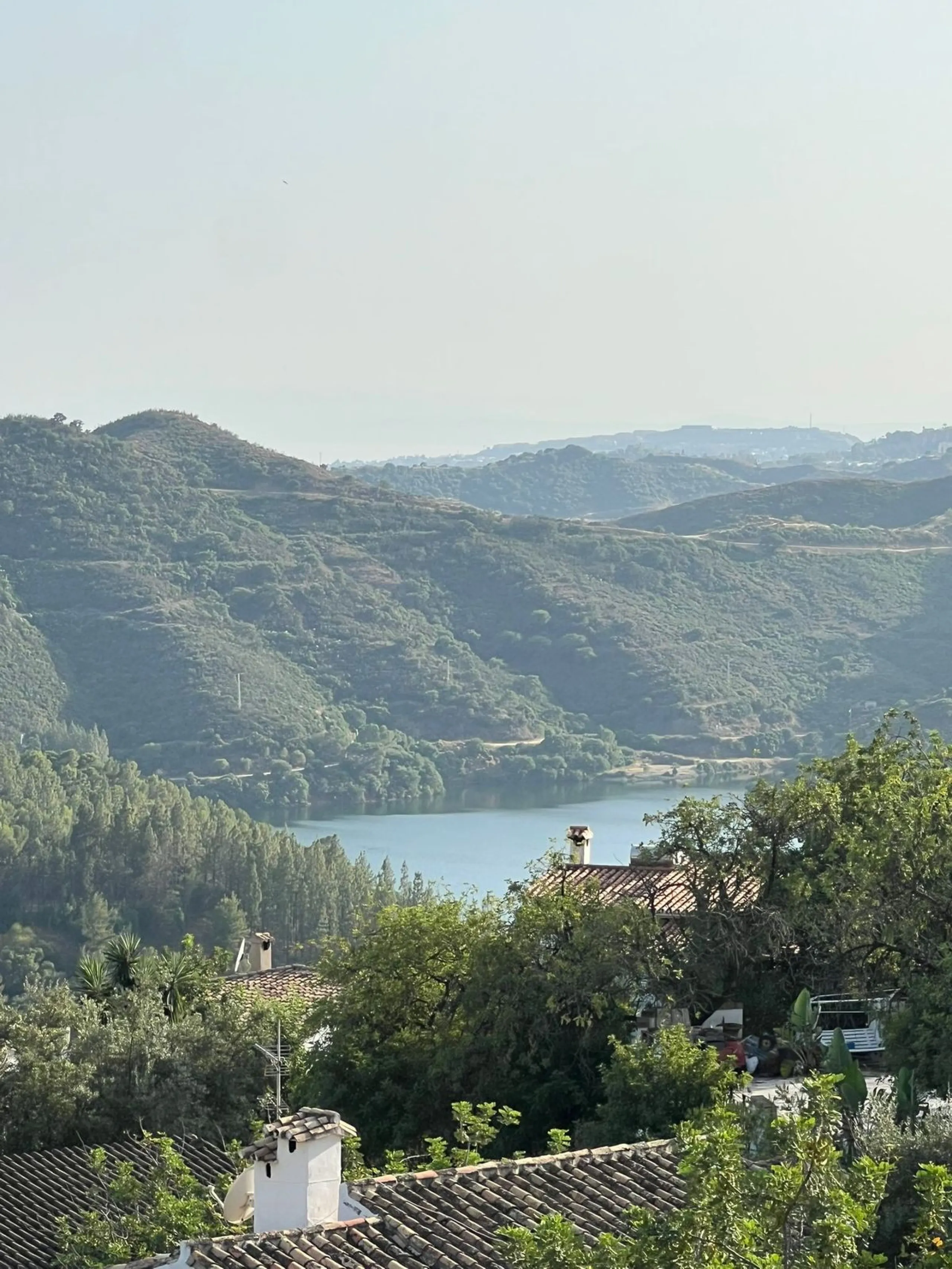 New to the market, fantastic flat in Blue Views in the quiet area of Cerros del Lago, in Istán. This charming flat with 2 bedrooms and 1 bathroom has everything you need to live in harmony with nature. The property, distributed over 2 floors, consists of 