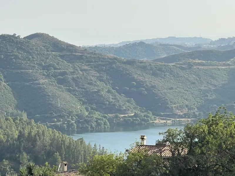 New to the market, fantastic flat in Blue Views in the quiet area of Cerros del Lago, in Istán. This charming flat with 2 bedrooms and 1 bathroom has everything you need to live in harmony with nature. The property, distributed over 2 floors, consists of 