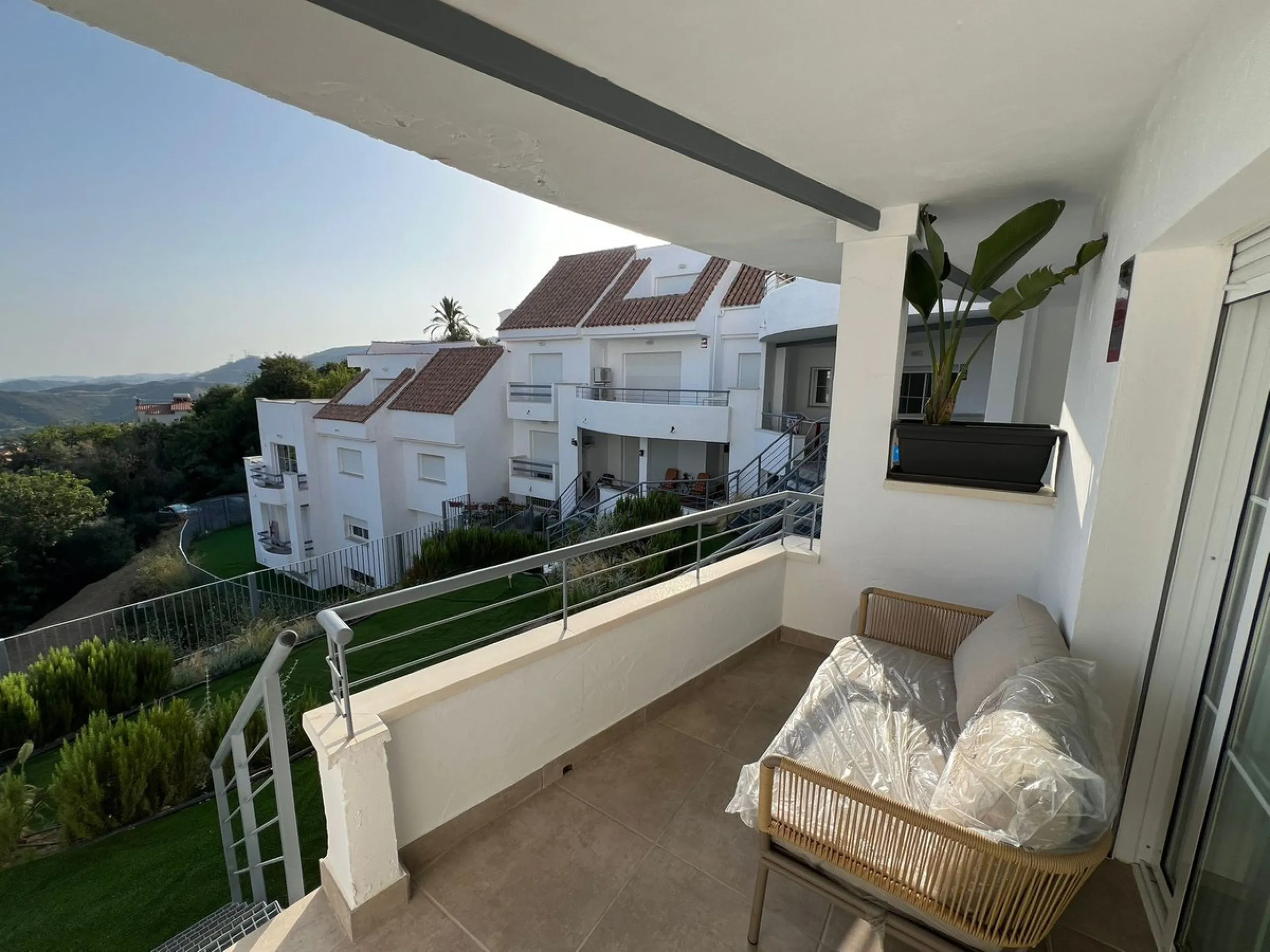 New to the market, fantastic flat in Blue Views in the quiet area of Cerros del Lago, in Istán. This charming flat with 2 bedrooms and 1 bathroom has everything you need to live in harmony with nature. The property, distributed over 2 floors, consists of 