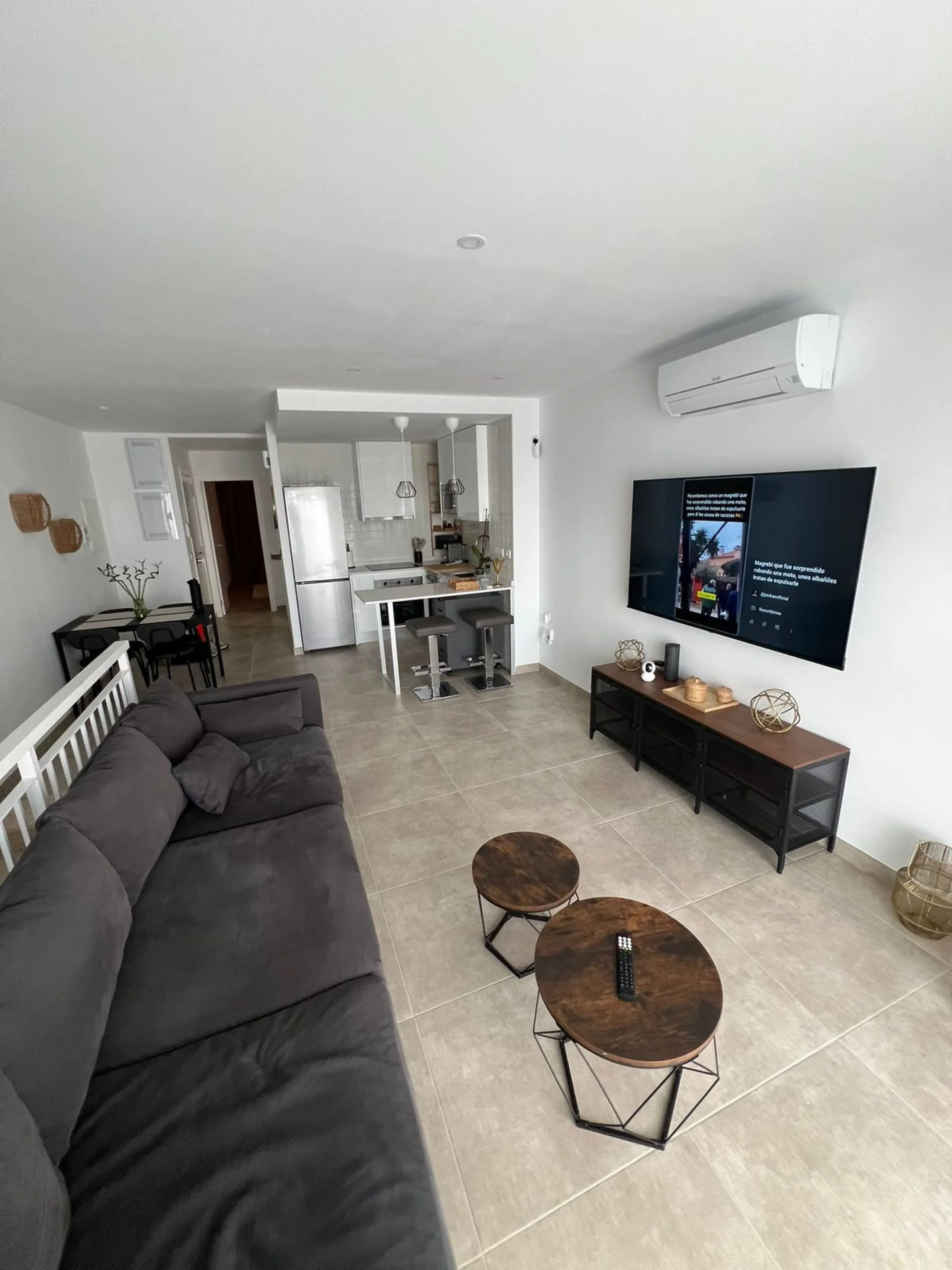 New to the market, fantastic flat in Blue Views in the quiet area of Cerros del Lago, in Istán. This charming flat with 2 bedrooms and 1 bathroom has everything you need to live in harmony with nature. The property, distributed over 2 floors, consists of 
