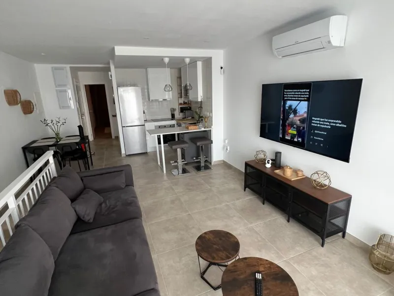 New to the market, fantastic flat in Blue Views in the quiet area of Cerros del Lago, in Istán. This charming flat with 2 bedrooms and 1 bathroom has everything you need to live in harmony with nature. The property, distributed over 2 floors, consists of 