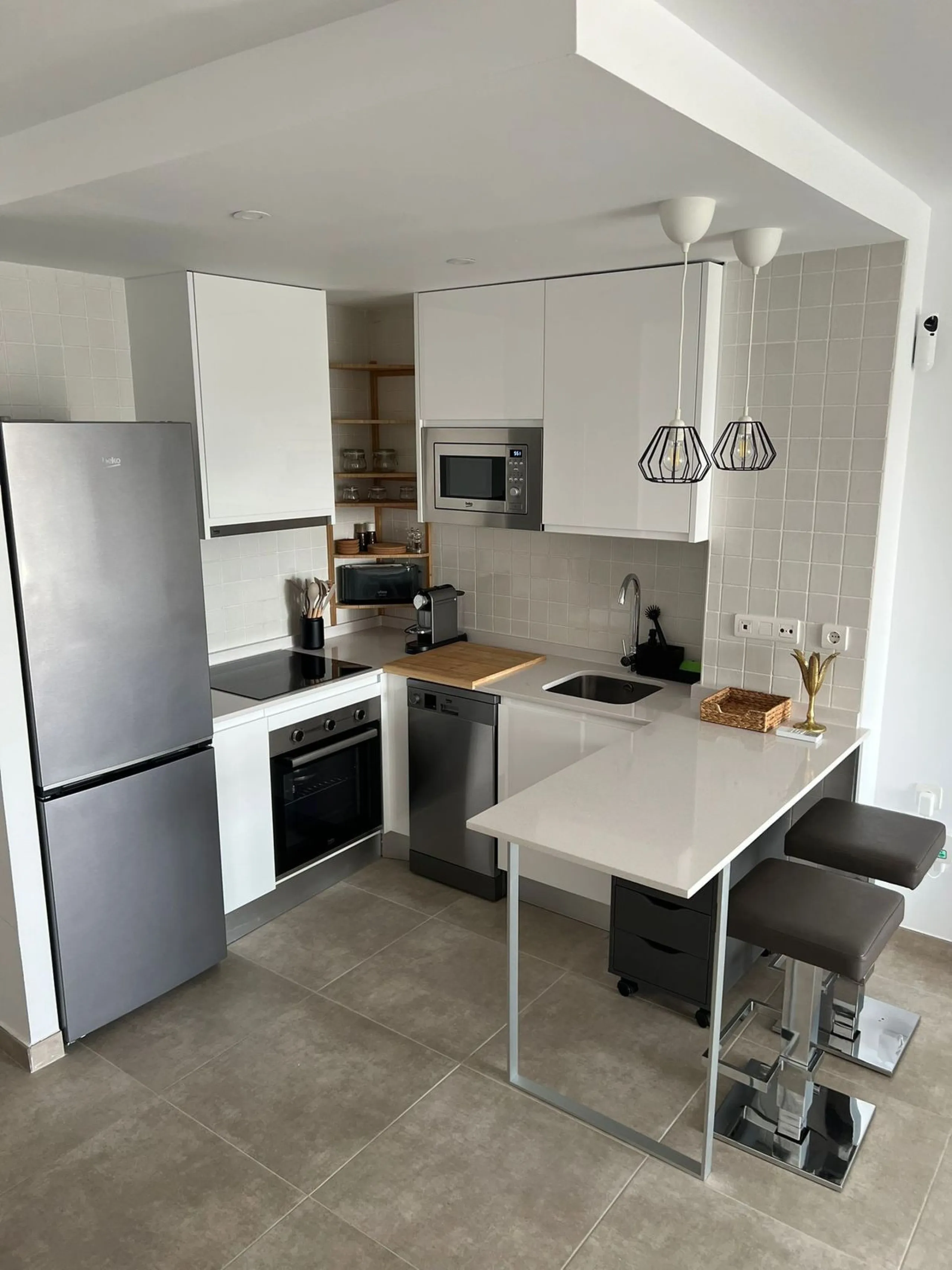New to the market, fantastic flat in Blue Views in the quiet area of Cerros del Lago, in Istán. This charming flat with 2 bedrooms and 1 bathroom has everything you need to live in harmony with nature. The property, distributed over 2 floors, consists of 