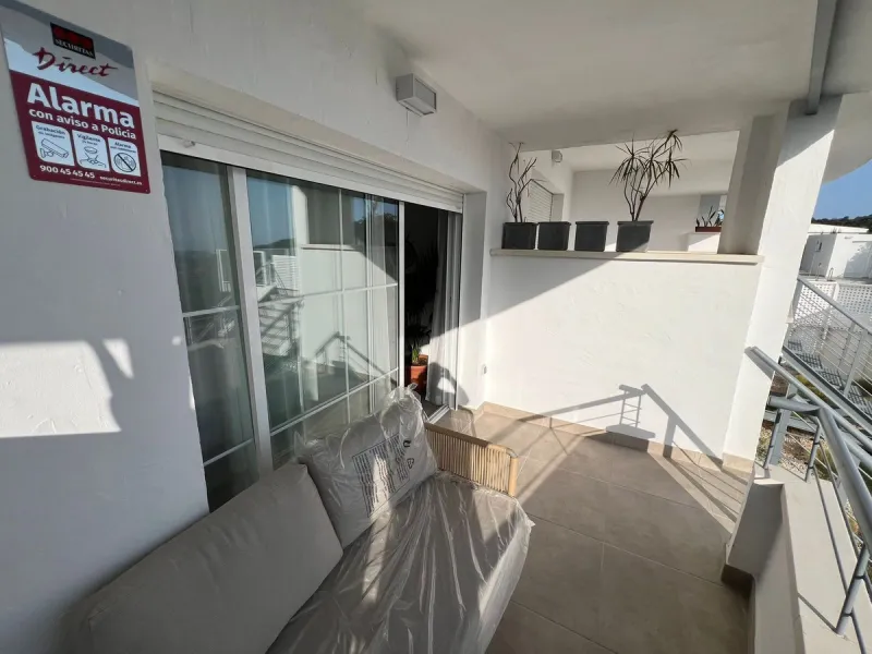 New to the market, fantastic flat in Blue Views in the quiet area of Cerros del Lago, in Istán. This charming flat with 2 bedrooms and 1 bathroom has everything you need to live in harmony with nature. The property, distributed over 2 floors, consists of 