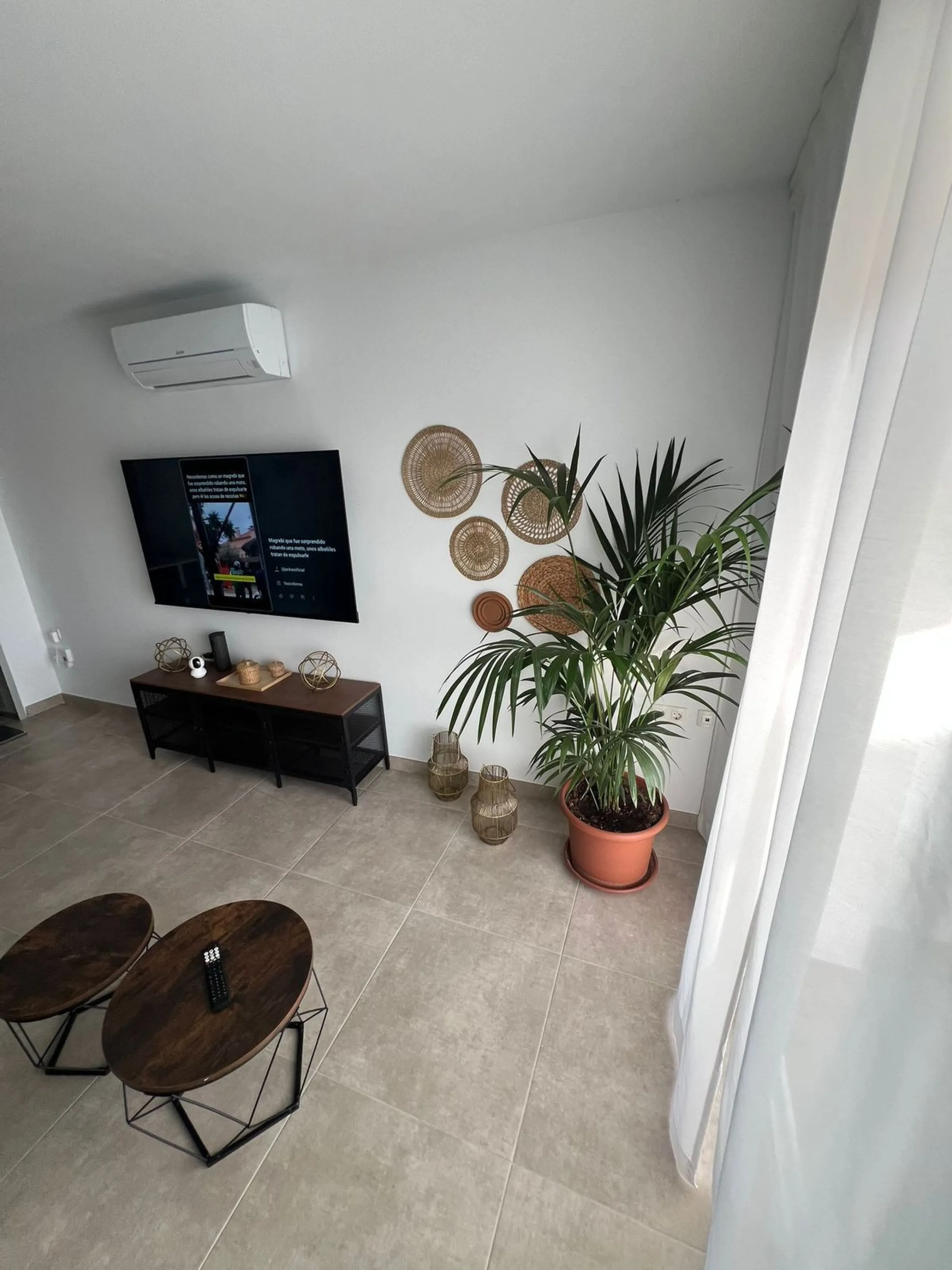 New to the market, fantastic flat in Blue Views in the quiet area of Cerros del Lago, in Istán. This charming flat with 2 bedrooms and 1 bathroom has everything you need to live in harmony with nature. The property, distributed over 2 floors, consists of 