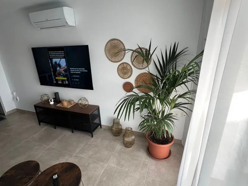 New to the market, fantastic flat in Blue Views in the quiet area of Cerros del Lago, in Istán. This charming flat with 2 bedrooms and 1 bathroom has everything you need to live in harmony with nature. The property, distributed over 2 floors, consists of 