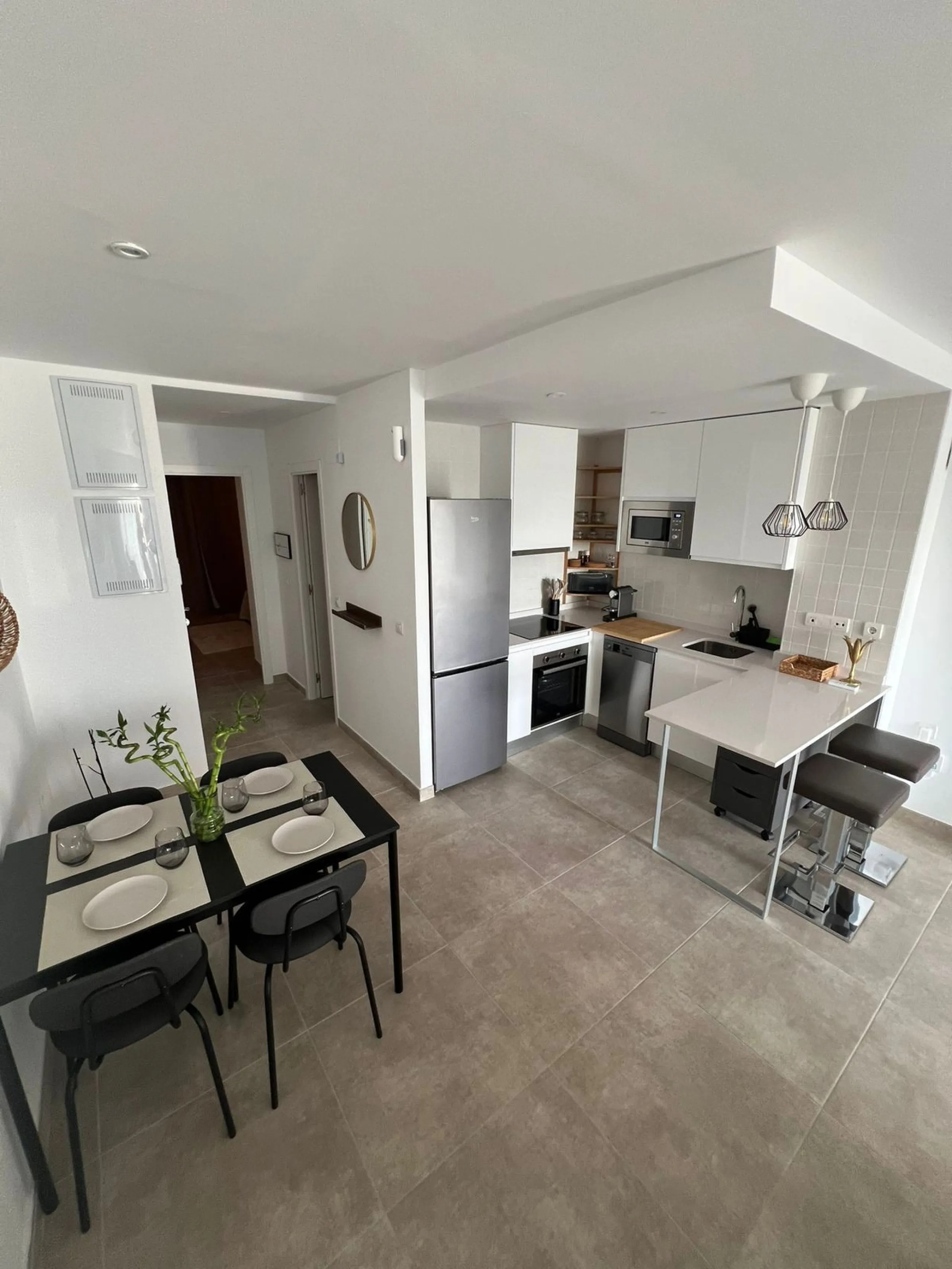 New to the market, fantastic flat in Blue Views in the quiet area of Cerros del Lago, in Istán. This charming flat with 2 bedrooms and 1 bathroom has everything you need to live in harmony with nature. The property, distributed over 2 floors, consists of 