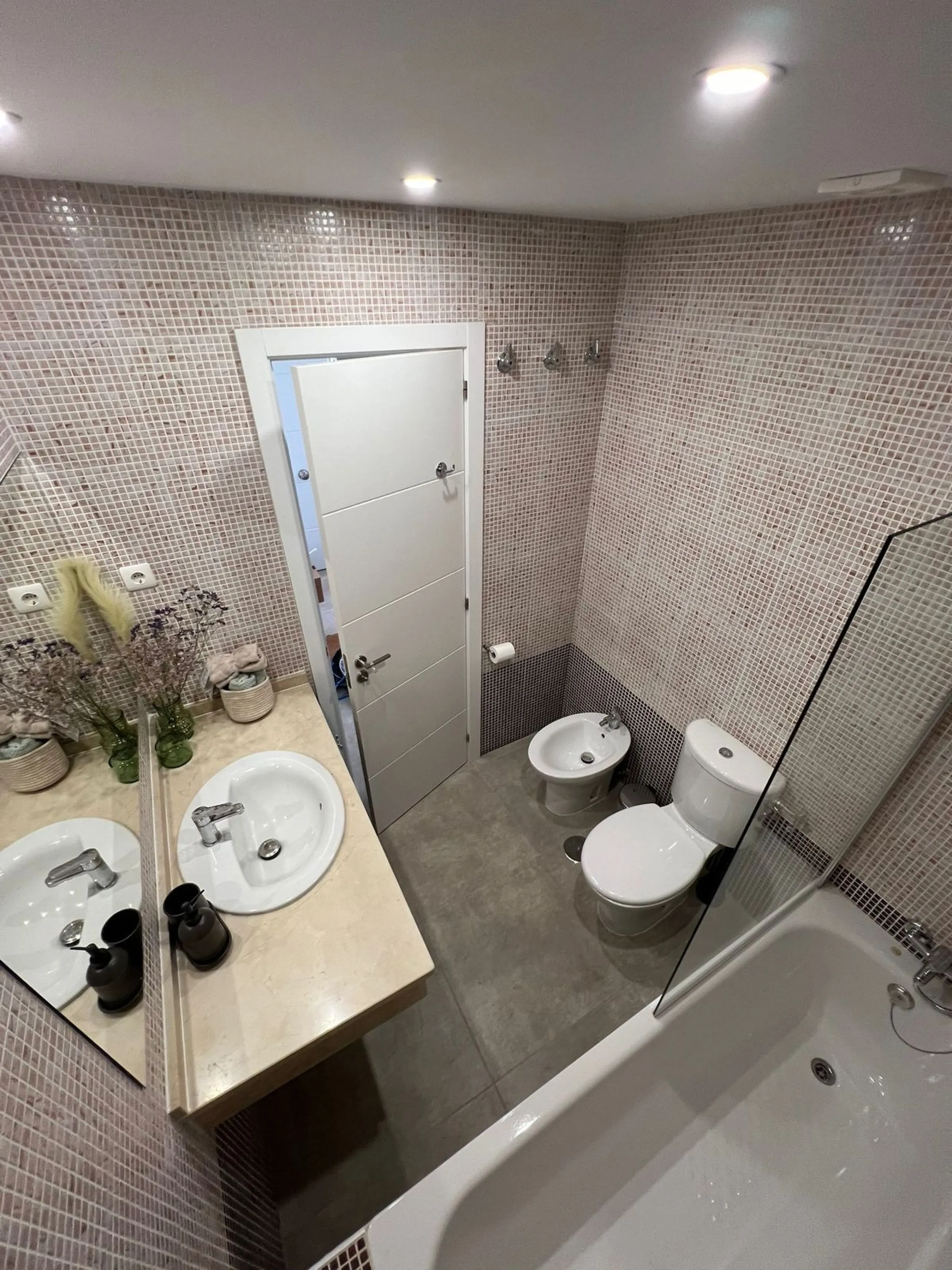 New to the market, fantastic flat in Blue Views in the quiet area of Cerros del Lago, in Istán. This charming flat with 2 bedrooms and 1 bathroom has everything you need to live in harmony with nature. The property, distributed over 2 floors, consists of 