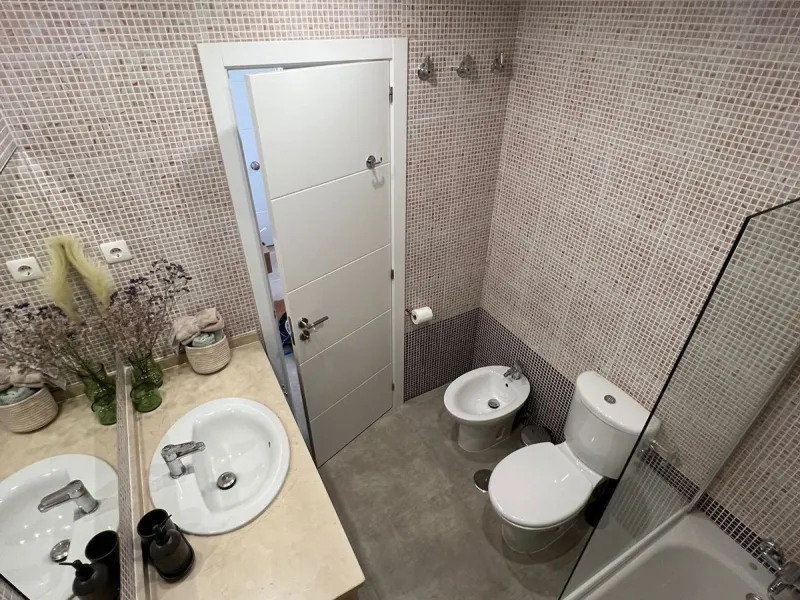 New to the market, fantastic flat in Blue Views in the quiet area of Cerros del Lago, in Istán. This charming flat with 2 bedrooms and 1 bathroom has everything you need to live in harmony with nature. The property, distributed over 2 floors, consists of 