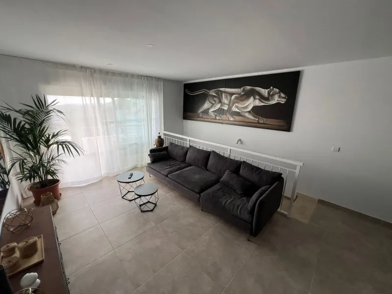 New to the market, fantastic flat in Blue Views in the quiet area of Cerros del Lago, in Istán. This charming flat with 2 bedrooms and 1 bathroom has everything you need to live in harmony with nature. The property, distributed over 2 floors, consists of 
