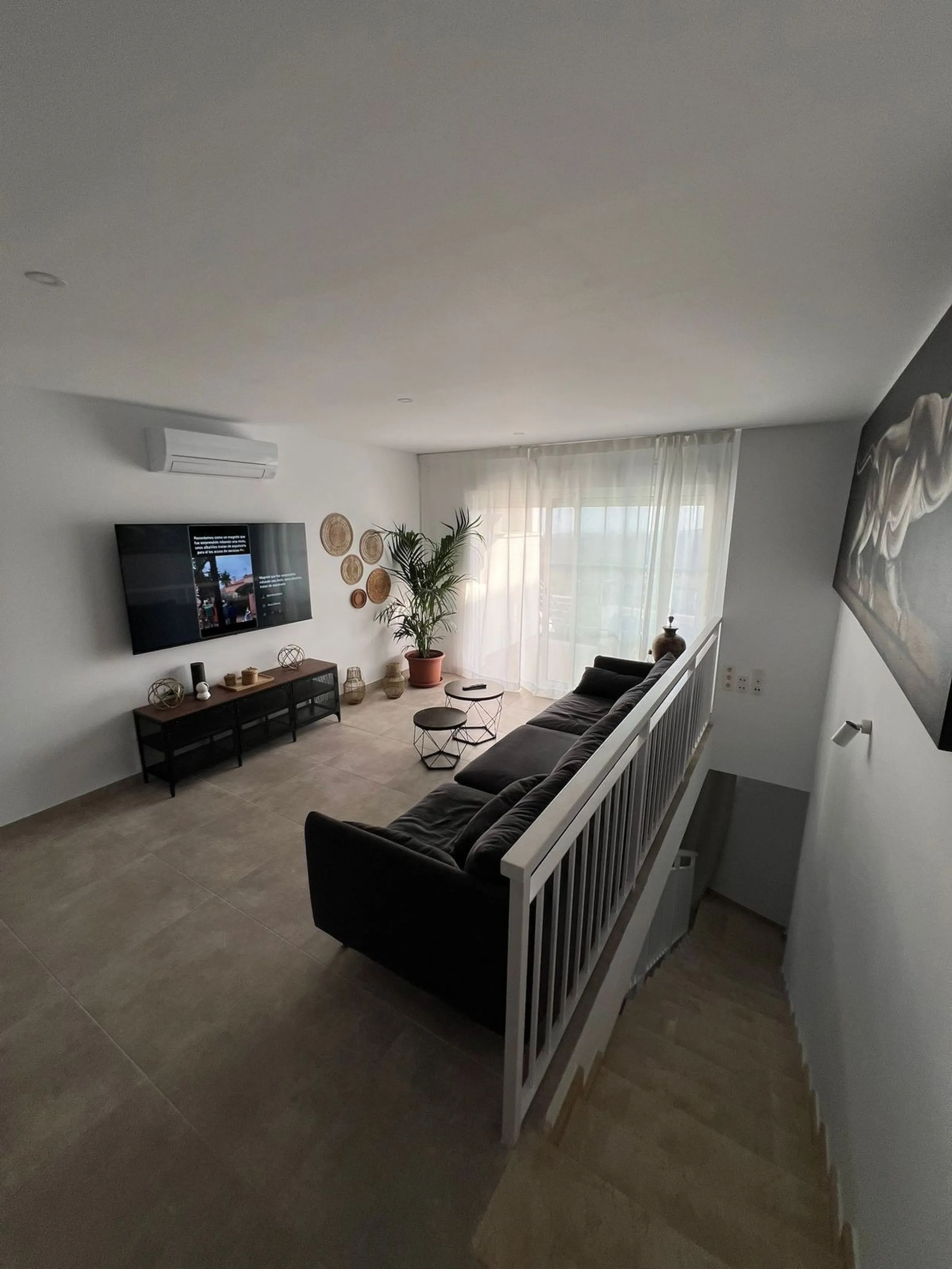 New to the market, fantastic flat in Blue Views in the quiet area of Cerros del Lago, in Istán. This charming flat with 2 bedrooms and 1 bathroom has everything you need to live in harmony with nature. The property, distributed over 2 floors, consists of 