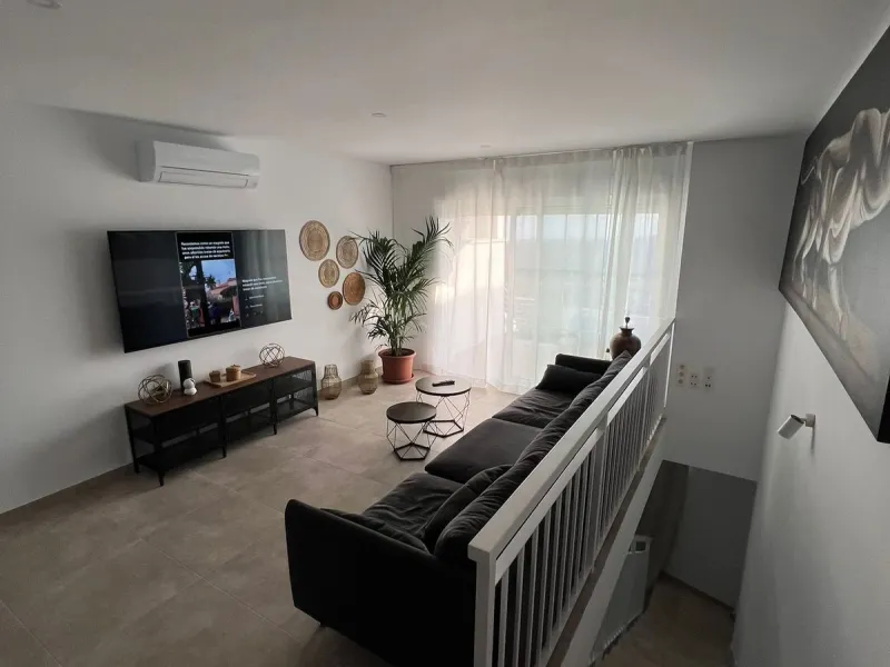 New to the market, fantastic flat in Blue Views in the quiet area of Cerros del Lago, in Istán. This charming flat with 2 bedrooms and 1 bathroom has everything you need to live in harmony with nature. The property, distributed over 2 floors, consists of 