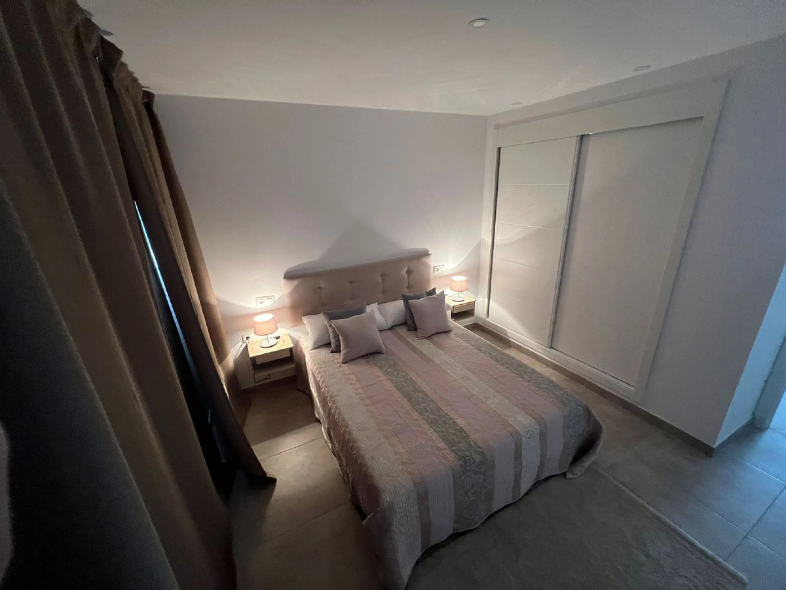 New to the market, fantastic flat in Blue Views in the quiet area of Cerros del Lago, in Istán. This charming flat with 2 bedrooms and 1 bathroom has everything you need to live in harmony with nature. The property, distributed over 2 floors, consists of 