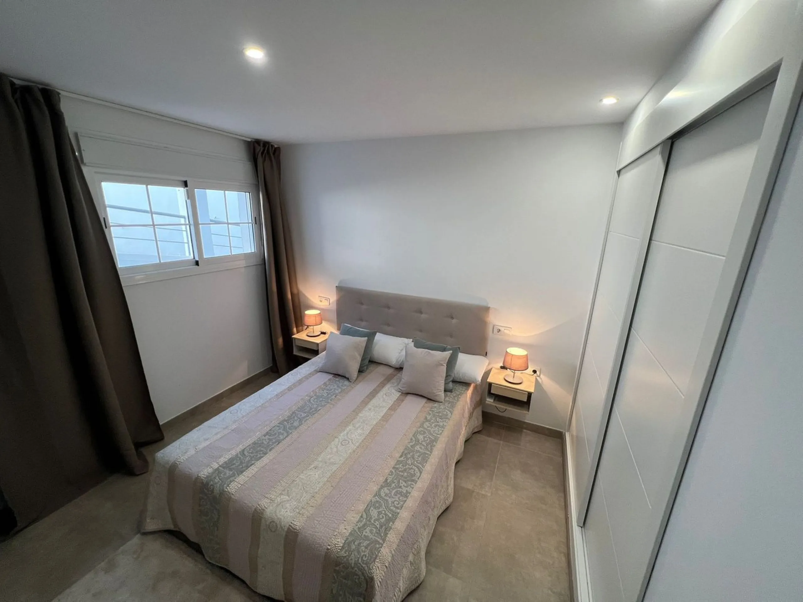 New to the market, fantastic flat in Blue Views in the quiet area of Cerros del Lago, in Istán. This charming flat with 2 bedrooms and 1 bathroom has everything you need to live in harmony with nature. The property, distributed over 2 floors, consists of 