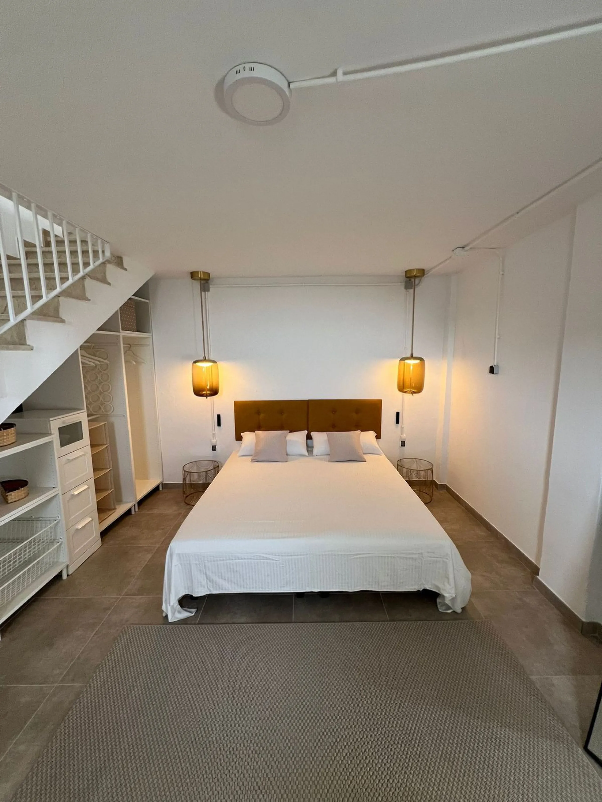 New to the market, fantastic flat in Blue Views in the quiet area of Cerros del Lago, in Istán. This charming flat with 2 bedrooms and 1 bathroom has everything you need to live in harmony with nature. The property, distributed over 2 floors, consists of 