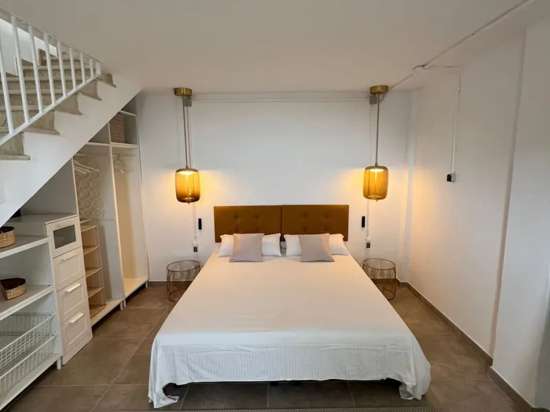 New to the market, fantastic flat in Blue Views in the quiet area of Cerros del Lago, in Istán. This charming flat with 2 bedrooms and 1 bathroom has everything you need to live in harmony with nature. The property, distributed over 2 floors, consists of 
