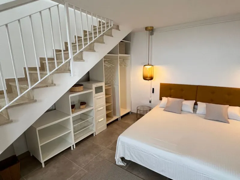 New to the market, fantastic flat in Blue Views in the quiet area of Cerros del Lago, in Istán. This charming flat with 2 bedrooms and 1 bathroom has everything you need to live in harmony with nature. The property, distributed over 2 floors, consists of 