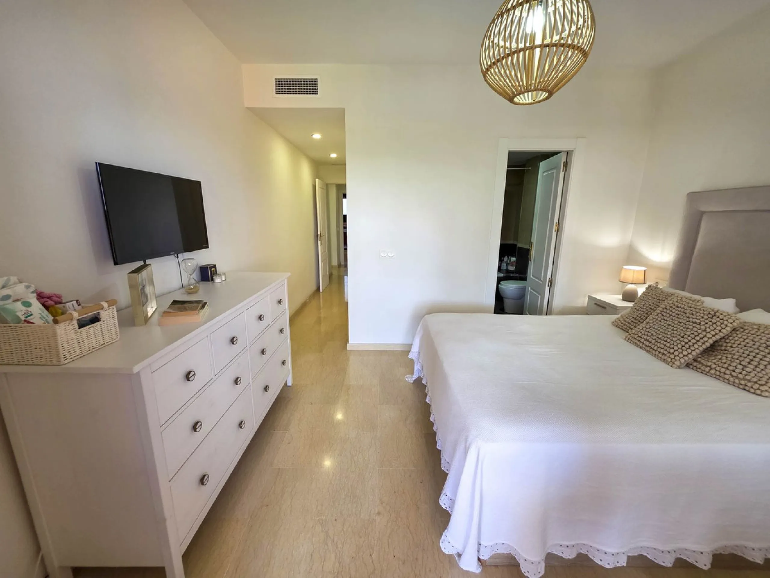 3-Bedroom Apartment with Glazed Terraces and Sea Views in Viñedos del Mar