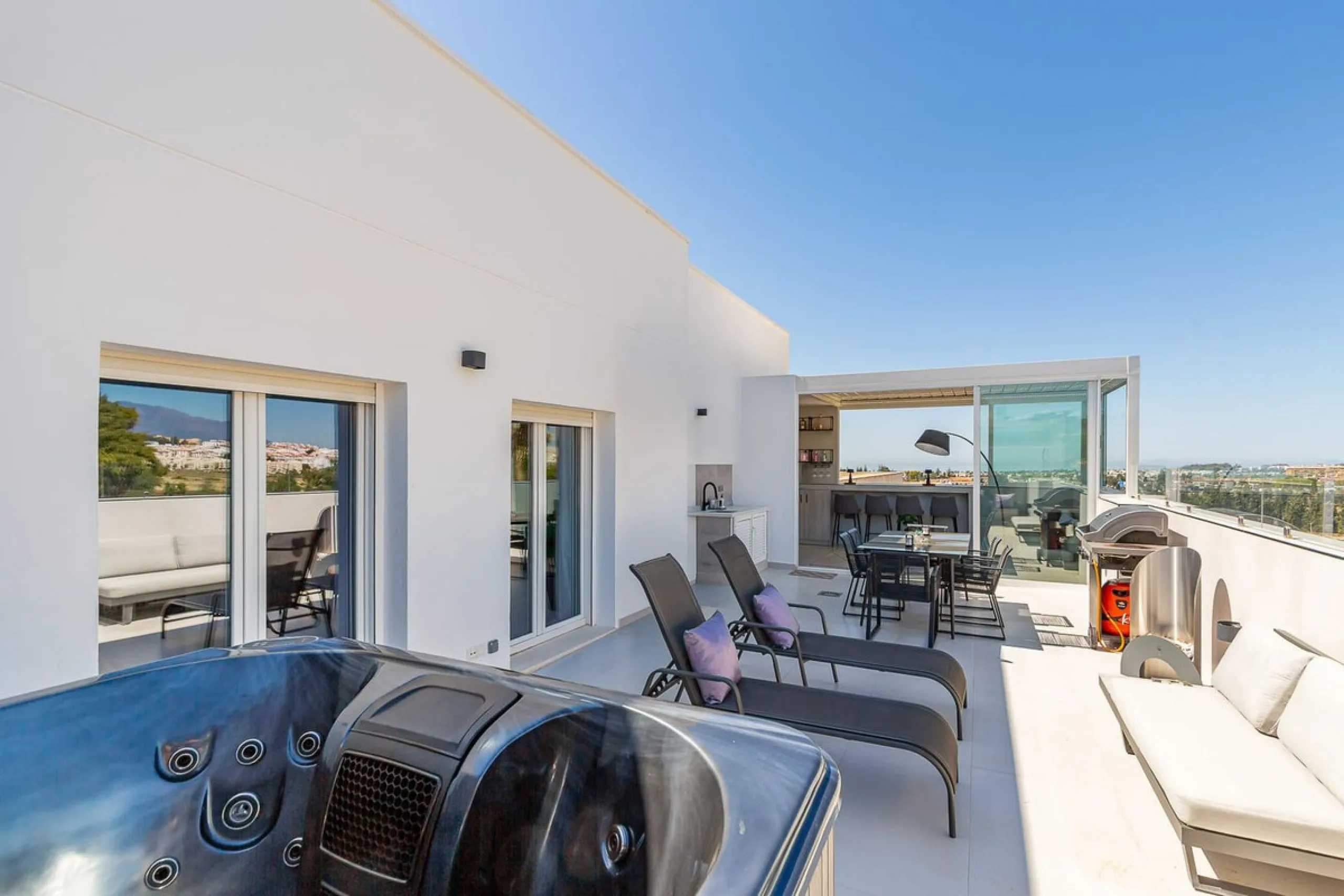 This Stuning penthouse in Terrazas del Rodeo, Nueva Andalucía (Costa del Sol) combines luxury, comfort, and a privileged location.