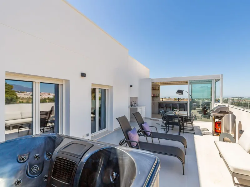 This Stuning penthouse in Terrazas del Rodeo, Nueva Andalucía (Costa del Sol) combines luxury, comfort, and a privileged location.
