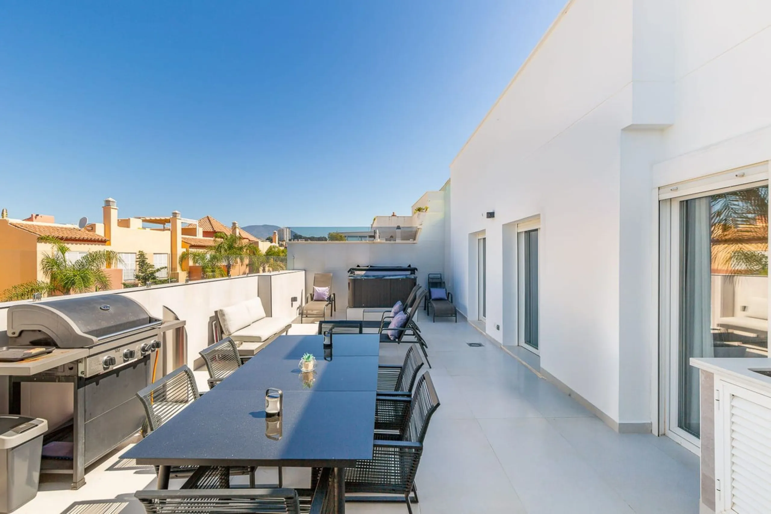 This Stuning penthouse in Terrazas del Rodeo, Nueva Andalucía (Costa del Sol) combines luxury, comfort, and a privileged location.