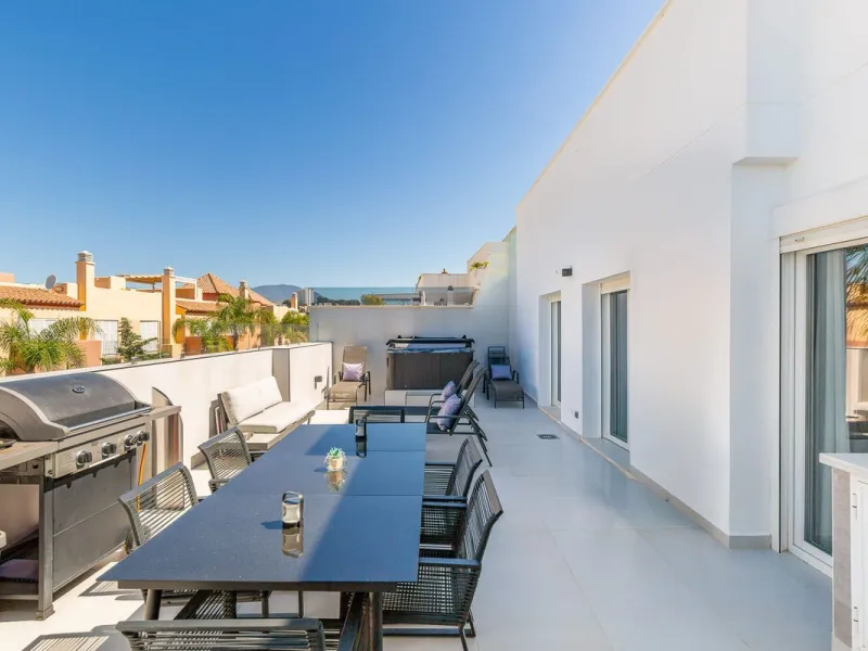 This Stuning penthouse in Terrazas del Rodeo, Nueva Andalucía (Costa del Sol) combines luxury, comfort, and a privileged location.
