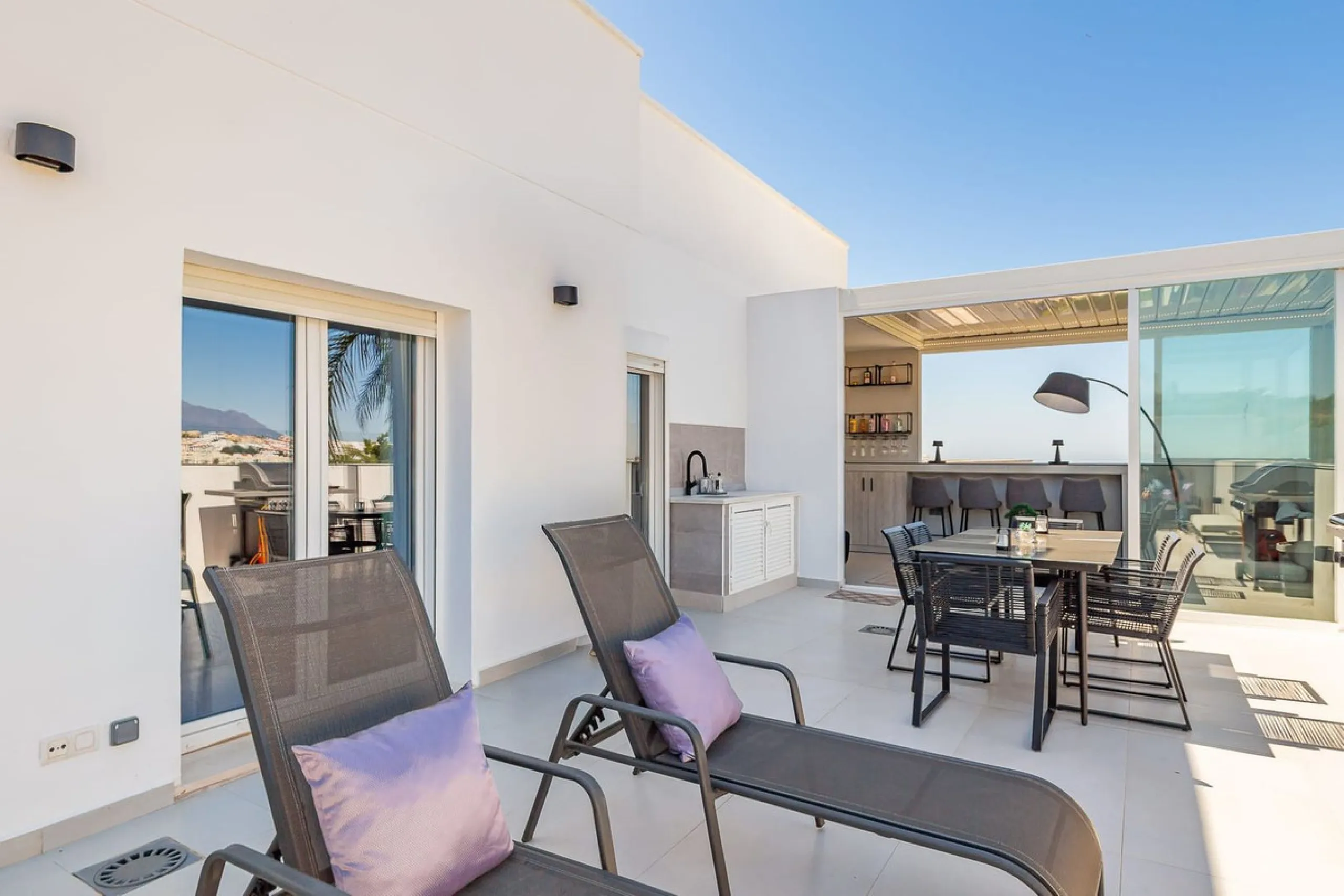 This Stuning penthouse in Terrazas del Rodeo, Nueva Andalucía (Costa del Sol) combines luxury, comfort, and a privileged location.