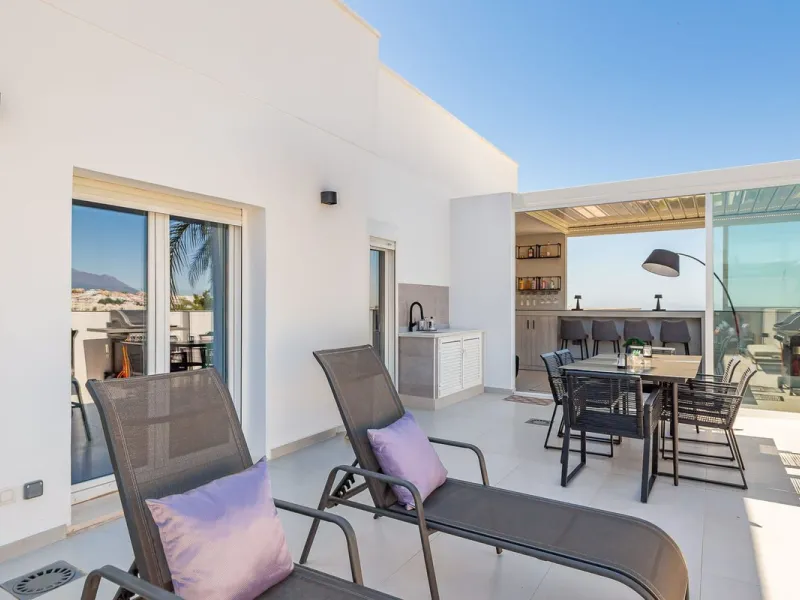 This Stuning penthouse in Terrazas del Rodeo, Nueva Andalucía (Costa del Sol) combines luxury, comfort, and a privileged location.