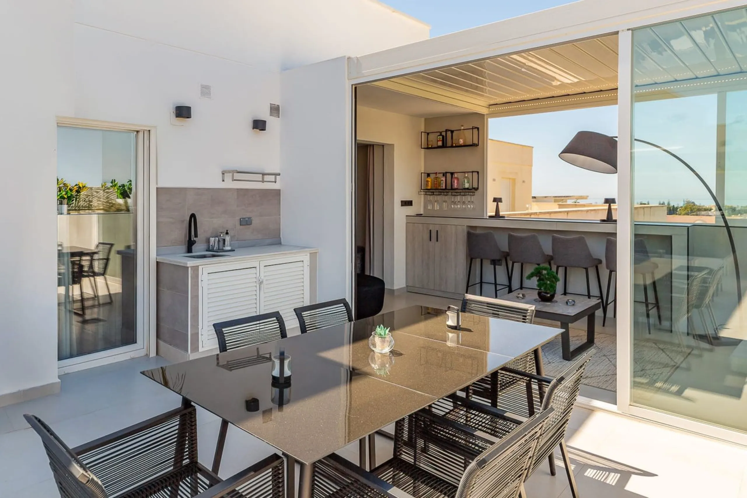This Stuning penthouse in Terrazas del Rodeo, Nueva Andalucía (Costa del Sol) combines luxury, comfort, and a privileged location.