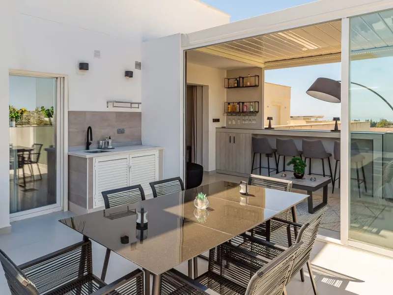 This Stuning penthouse in Terrazas del Rodeo, Nueva Andalucía (Costa del Sol) combines luxury, comfort, and a privileged location.