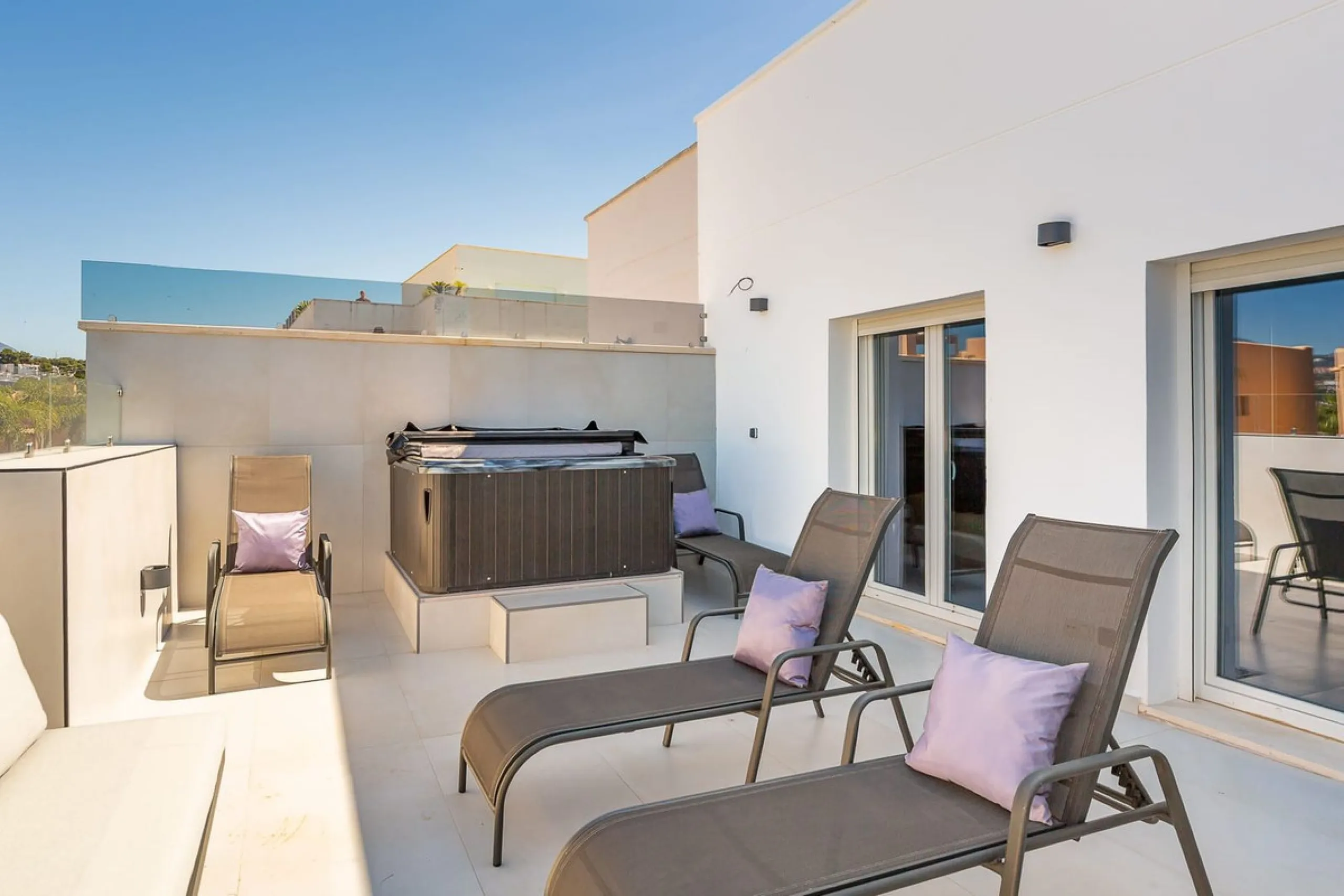 This Stuning penthouse in Terrazas del Rodeo, Nueva Andalucía (Costa del Sol) combines luxury, comfort, and a privileged location.