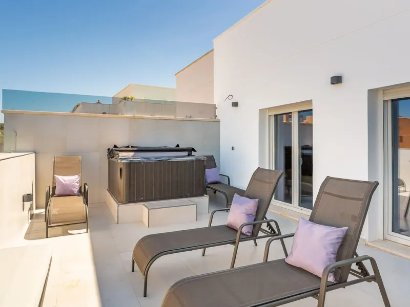 This Stuning penthouse in Terrazas del Rodeo, Nueva Andalucía (Costa del Sol) combines luxury, comfort, and a privileged location.