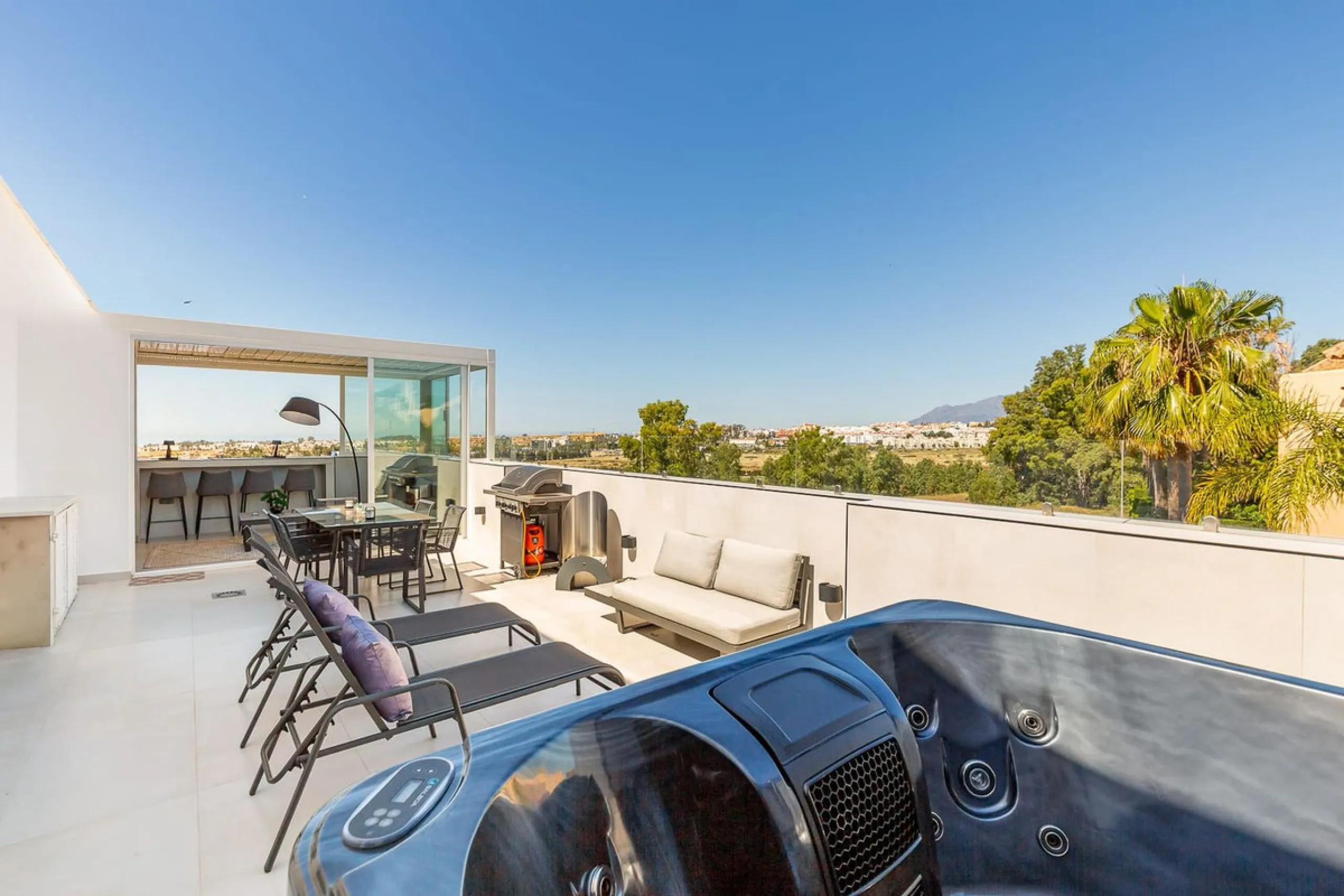 This Stuning penthouse in Terrazas del Rodeo, Nueva Andalucía (Costa del Sol) combines luxury, comfort, and a privileged location.