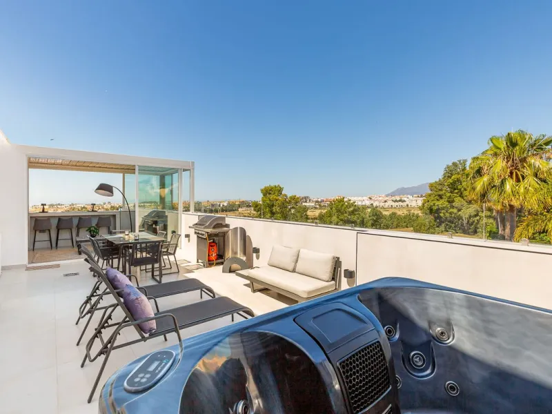 This Stuning penthouse in Terrazas del Rodeo, Nueva Andalucía (Costa del Sol) combines luxury, comfort, and a privileged location.