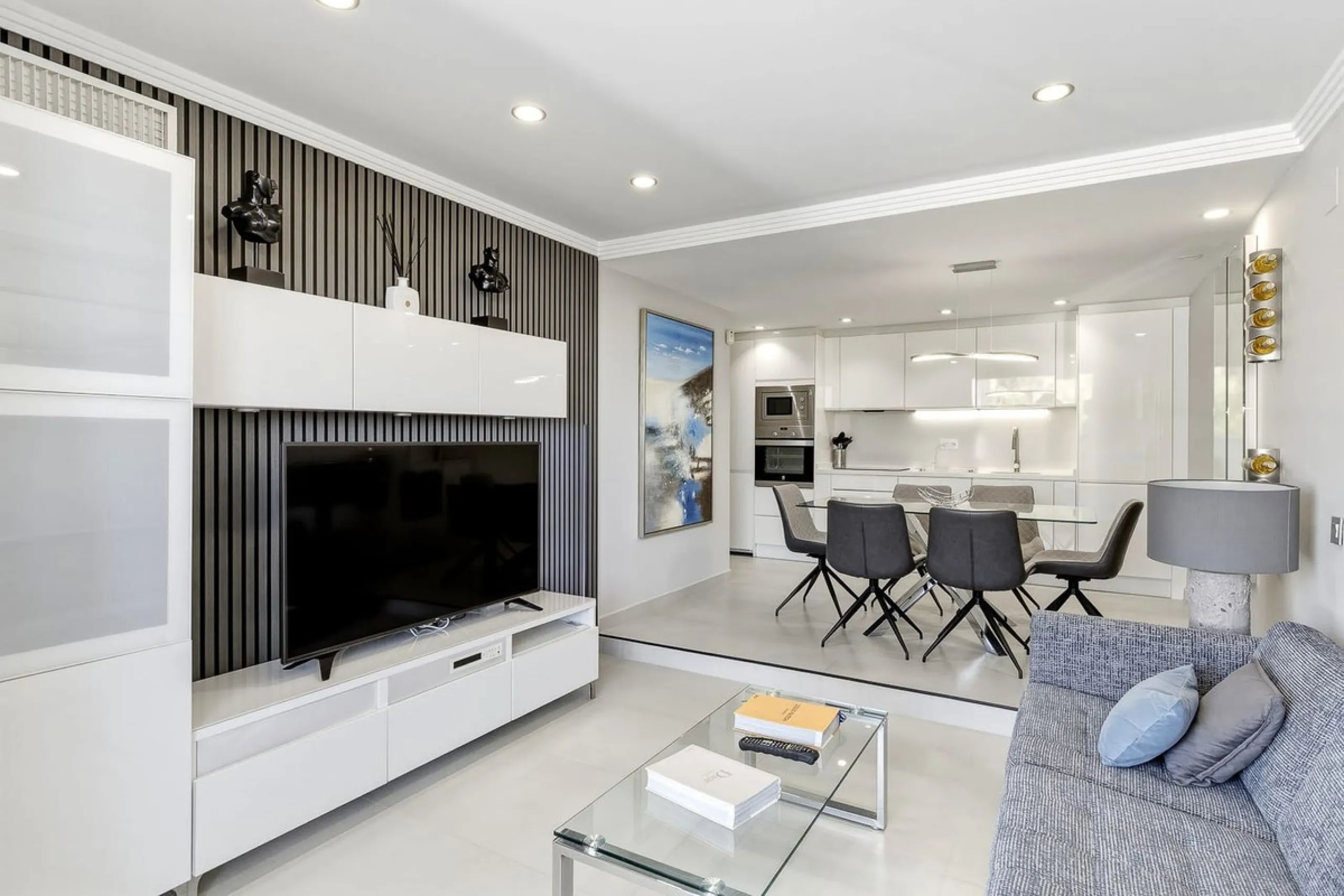This Stuning penthouse in Terrazas del Rodeo, Nueva Andalucía (Costa del Sol) combines luxury, comfort, and a privileged location.