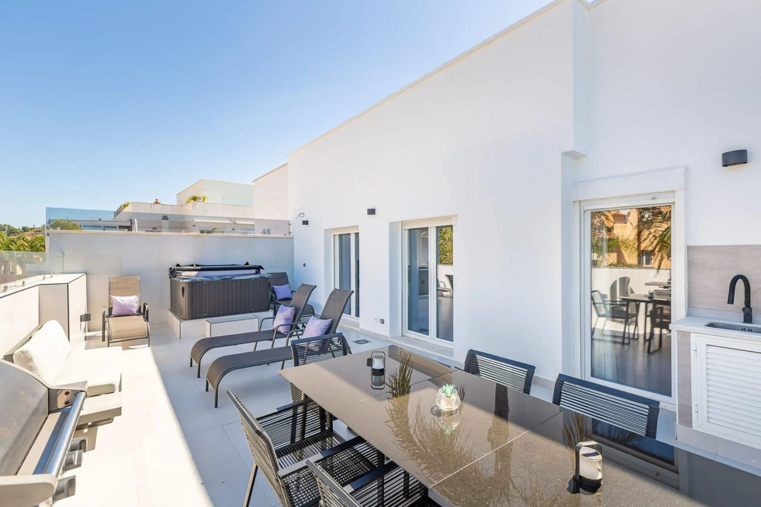 This Stuning penthouse in Terrazas del Rodeo, Nueva Andalucía (Costa del Sol) combines luxury, comfort, and a privileged location.