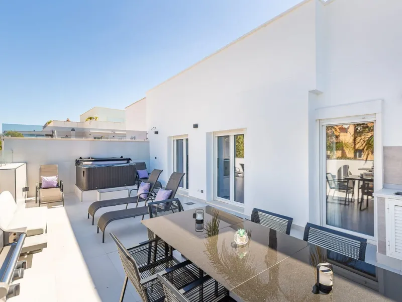 This Stuning penthouse in Terrazas del Rodeo, Nueva Andalucía (Costa del Sol) combines luxury, comfort, and a privileged location.