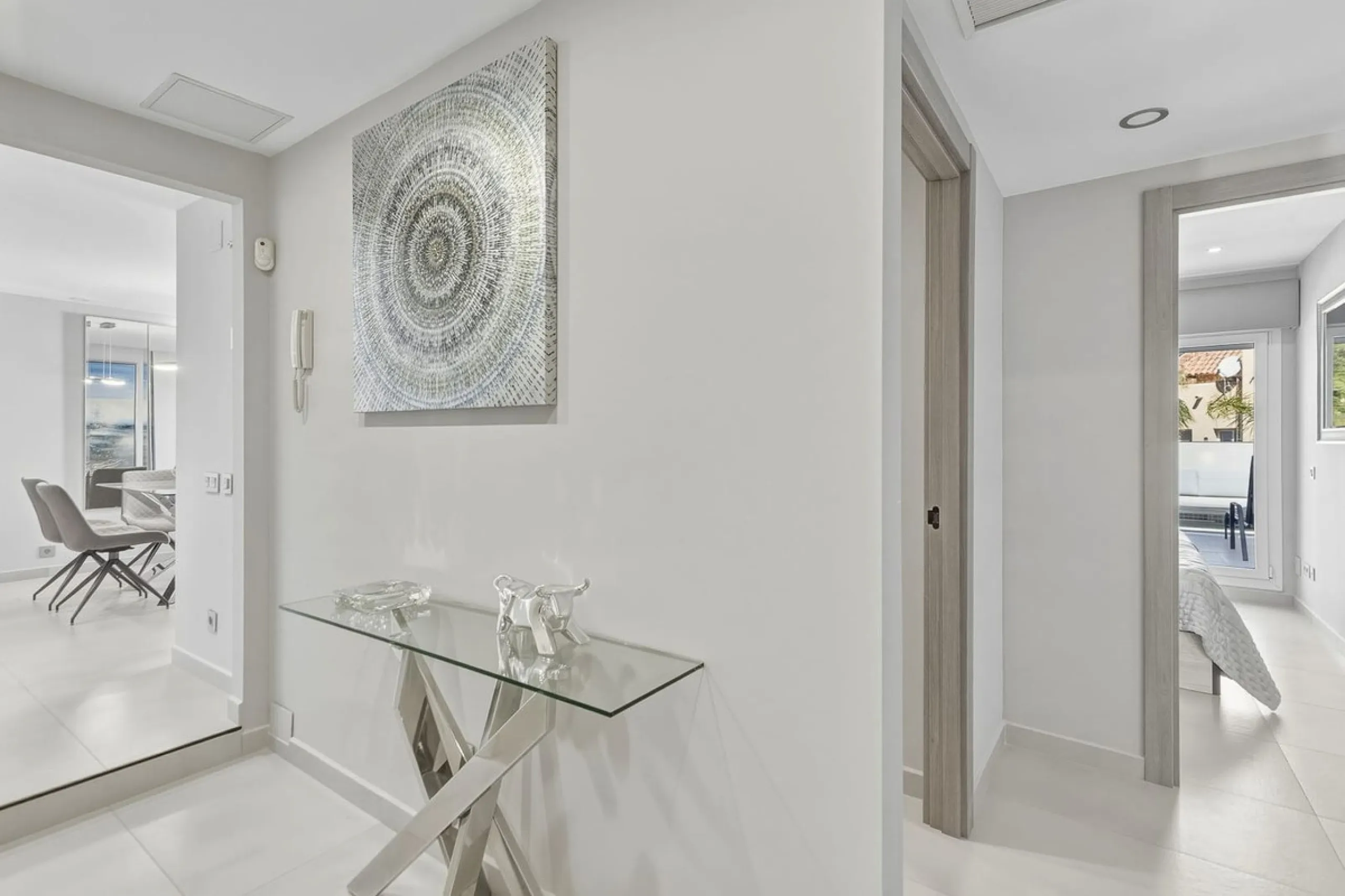 This Stuning penthouse in Terrazas del Rodeo, Nueva Andalucía (Costa del Sol) combines luxury, comfort, and a privileged location.
