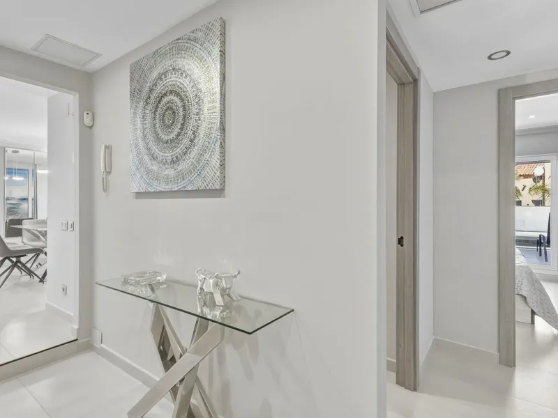 This Stuning penthouse in Terrazas del Rodeo, Nueva Andalucía (Costa del Sol) combines luxury, comfort, and a privileged location.