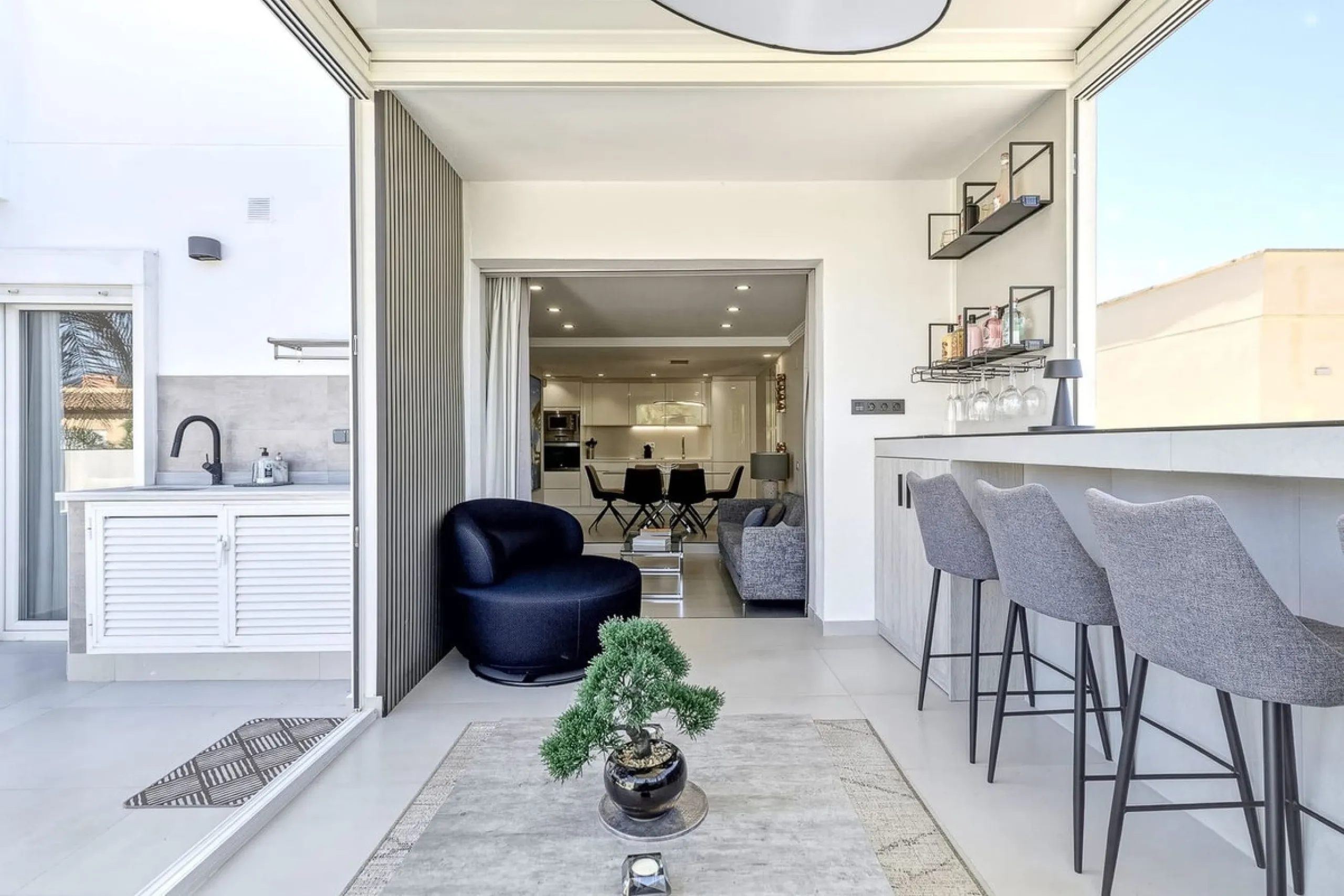 This Stuning penthouse in Terrazas del Rodeo, Nueva Andalucía (Costa del Sol) combines luxury, comfort, and a privileged location.