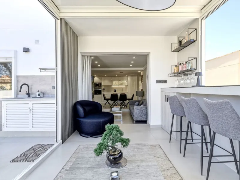 This Stuning penthouse in Terrazas del Rodeo, Nueva Andalucía (Costa del Sol) combines luxury, comfort, and a privileged location.