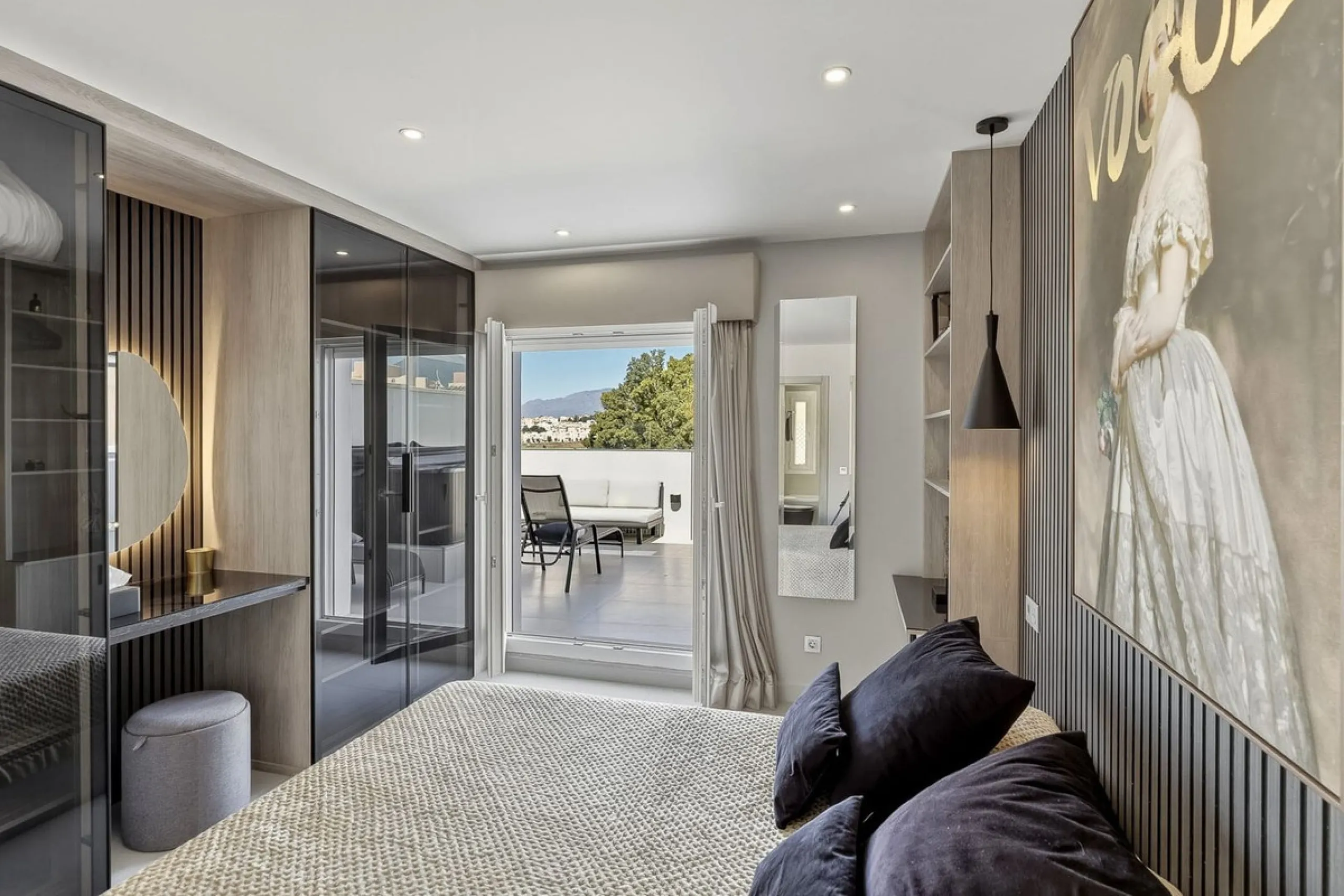 This Stuning penthouse in Terrazas del Rodeo, Nueva Andalucía (Costa del Sol) combines luxury, comfort, and a privileged location.