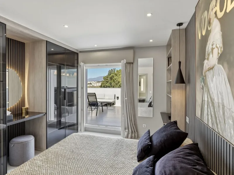 This Stuning penthouse in Terrazas del Rodeo, Nueva Andalucía (Costa del Sol) combines luxury, comfort, and a privileged location.
