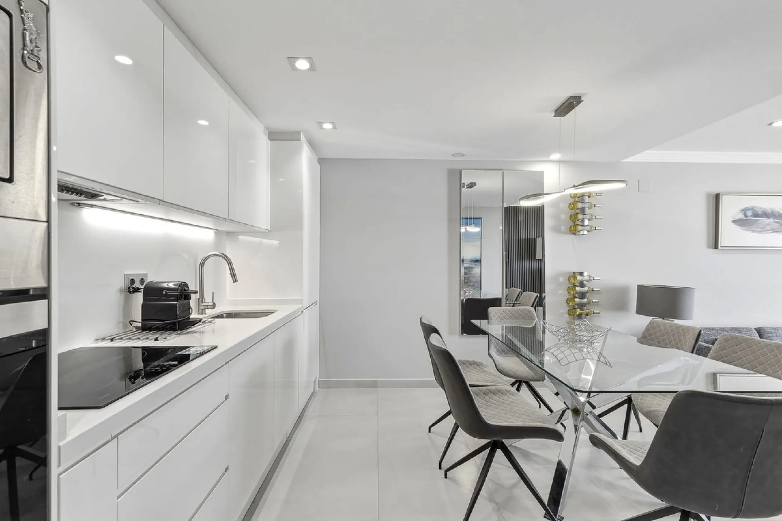 This Stuning penthouse in Terrazas del Rodeo, Nueva Andalucía (Costa del Sol) combines luxury, comfort, and a privileged location.