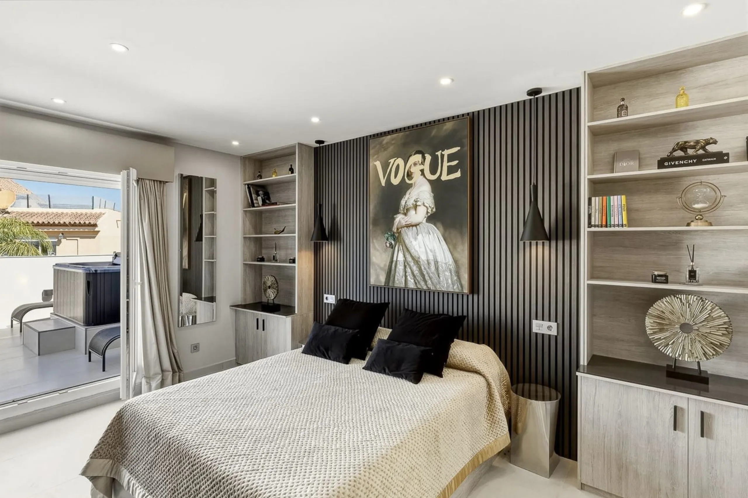 This Stuning penthouse in Terrazas del Rodeo, Nueva Andalucía (Costa del Sol) combines luxury, comfort, and a privileged location.