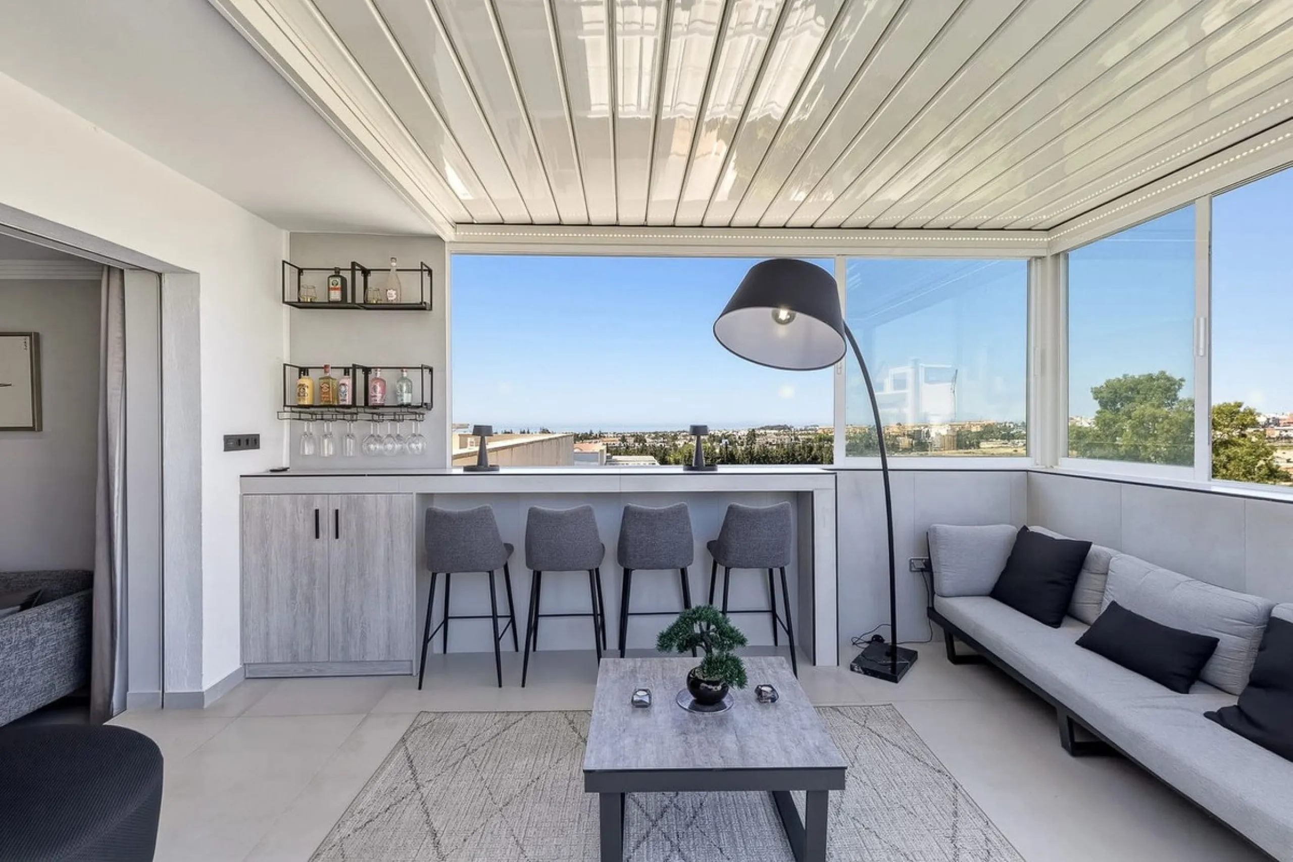 This Stuning penthouse in Terrazas del Rodeo, Nueva Andalucía (Costa del Sol) combines luxury, comfort, and a privileged location.