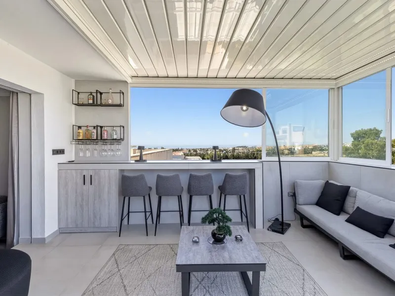 This Stuning penthouse in Terrazas del Rodeo, Nueva Andalucía (Costa del Sol) combines luxury, comfort, and a privileged location.