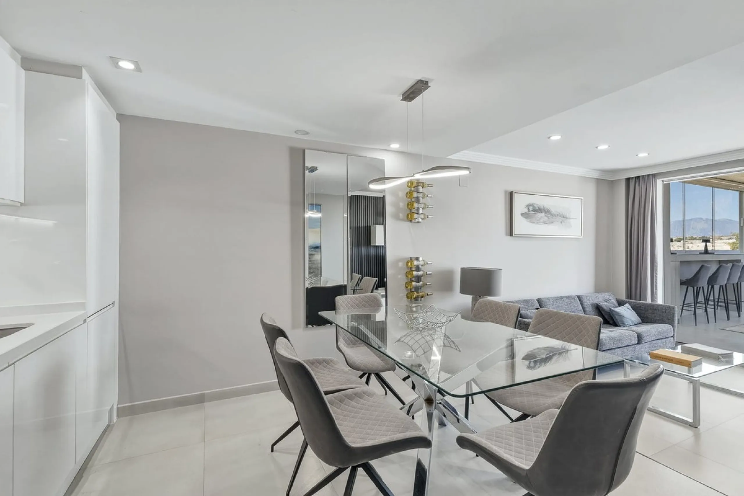 This Stuning penthouse in Terrazas del Rodeo, Nueva Andalucía (Costa del Sol) combines luxury, comfort, and a privileged location.