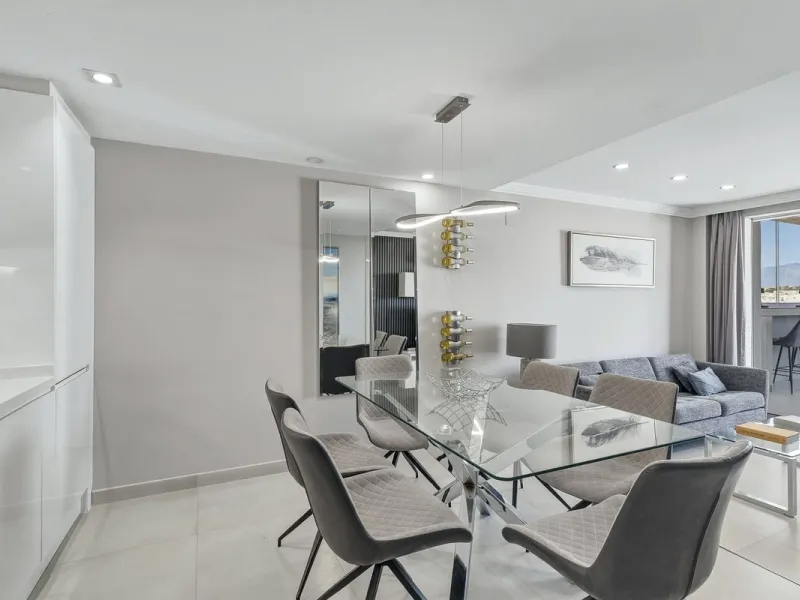 This Stuning penthouse in Terrazas del Rodeo, Nueva Andalucía (Costa del Sol) combines luxury, comfort, and a privileged location.