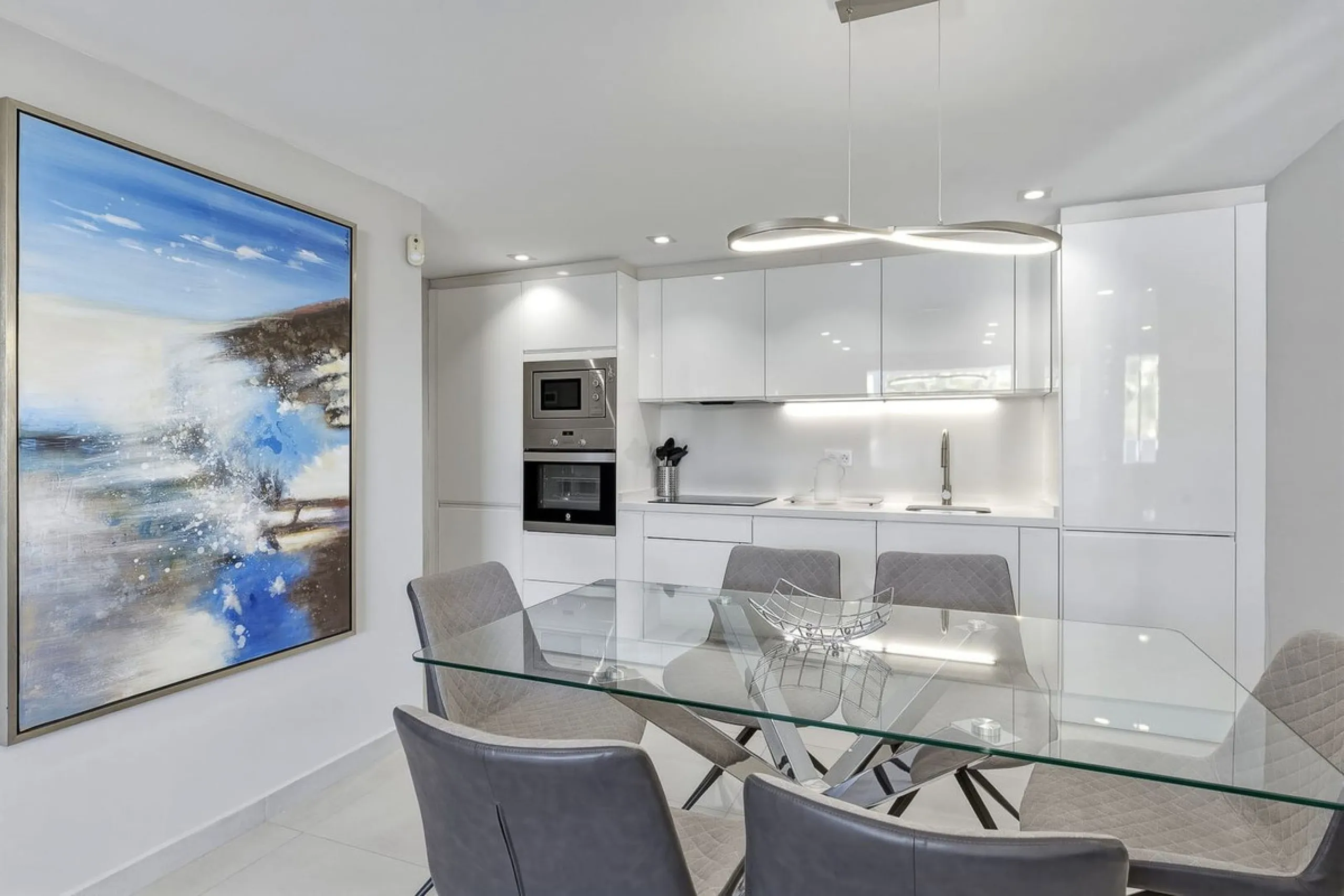This Stuning penthouse in Terrazas del Rodeo, Nueva Andalucía (Costa del Sol) combines luxury, comfort, and a privileged location.